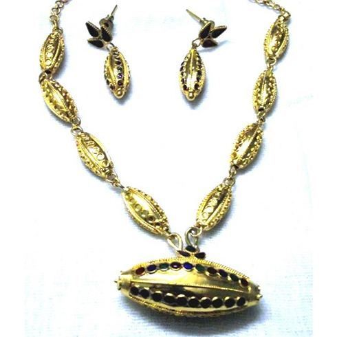 Shiny gold necklace design