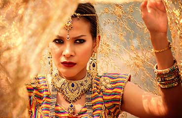 Women Wearing Traditional Mughal Gold Jewellery Women Wearing Traditional Mughal Gold Jewellery